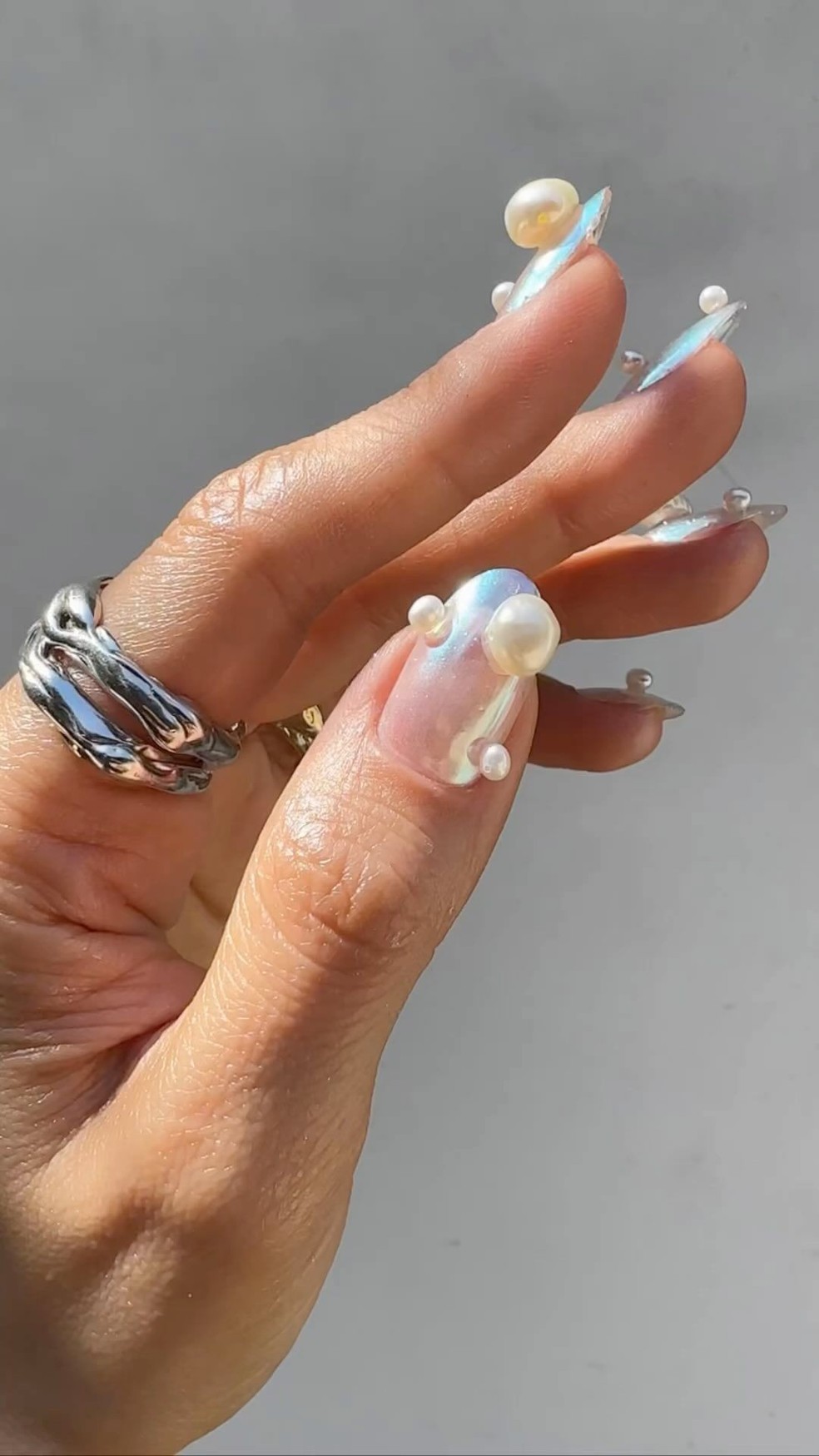 10 opções de unhas cromadas para te inspirar a reproduzir a nail art em casa — Foto: Instagram/@betina_goldstein