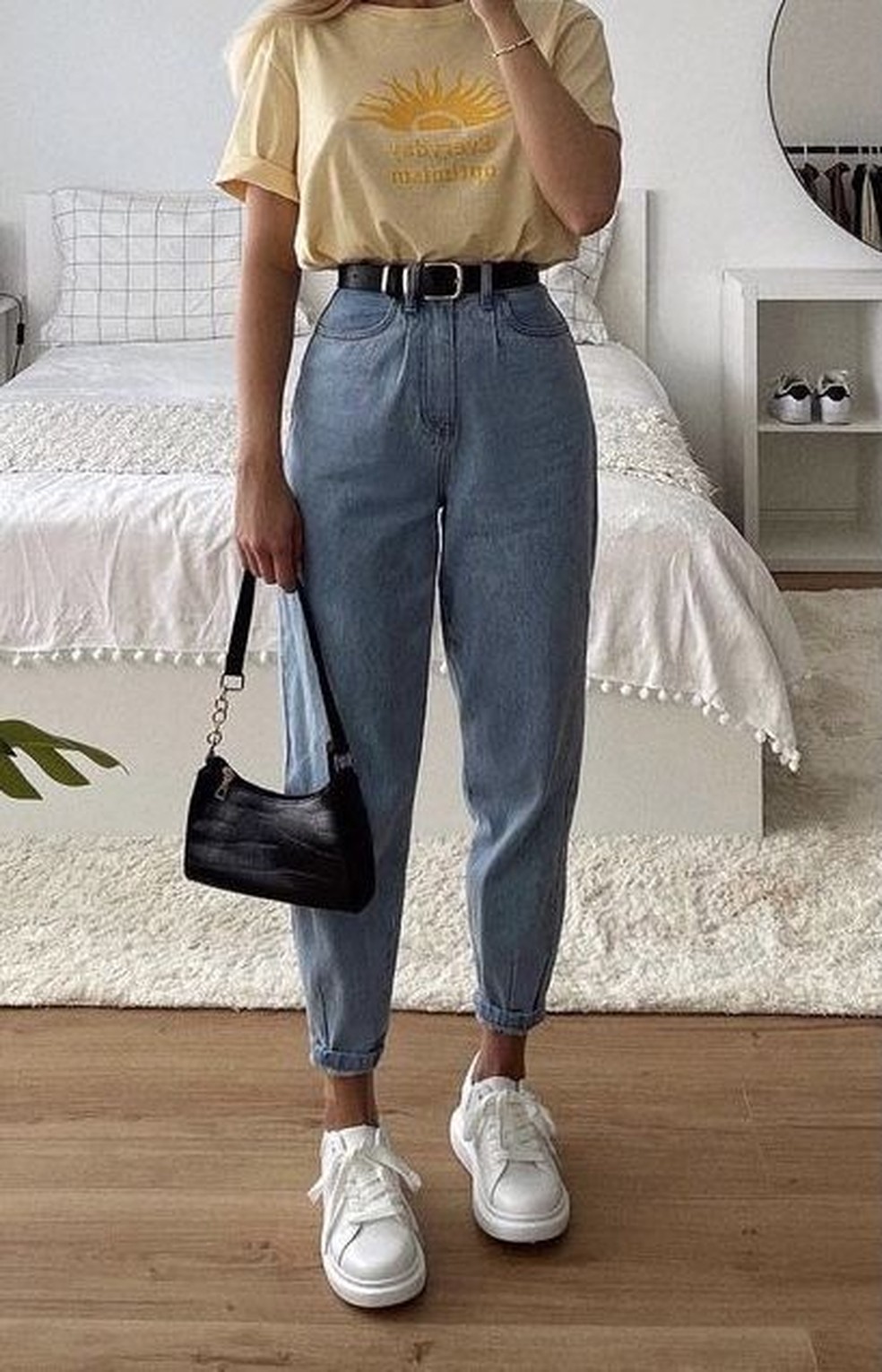 Use suas camisetas mais divertidas para criar um look com a calça mom criativo e fora da caixa. — Foto: Reprodução/Pinterest @tapiaenid638