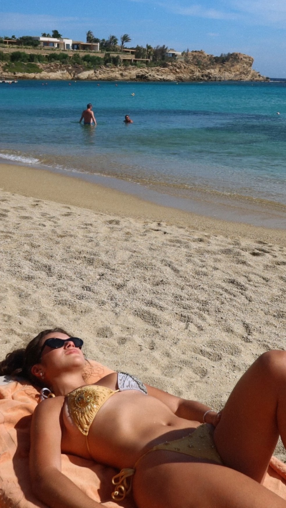 Maisa Silva deitada na praia — Foto: Reprodução/ Instagram @maisa