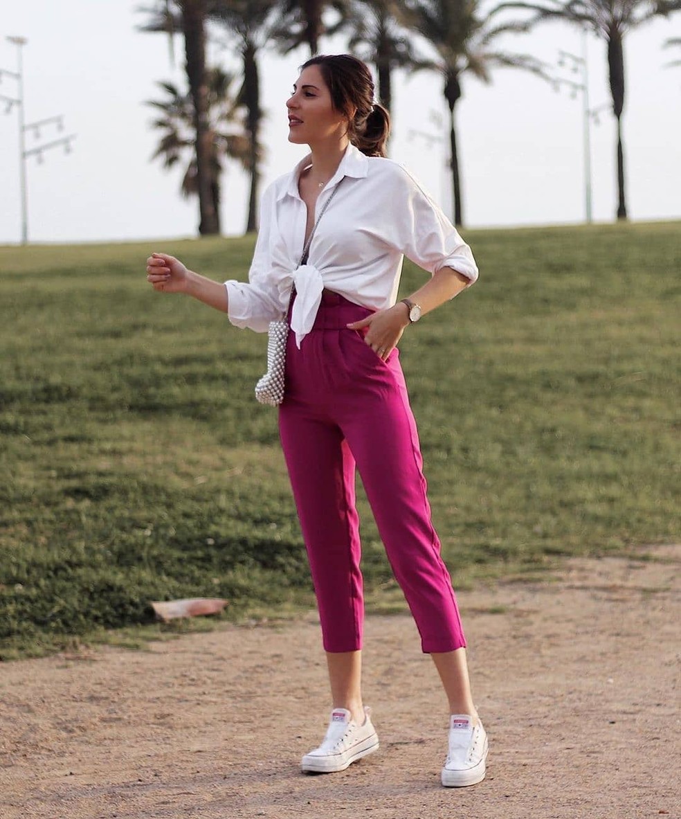 As calças de alfaiataria são outra opção excelente para um look sofisticado com All Star branco — Foto: Reprodução/Instagram @martitamgd