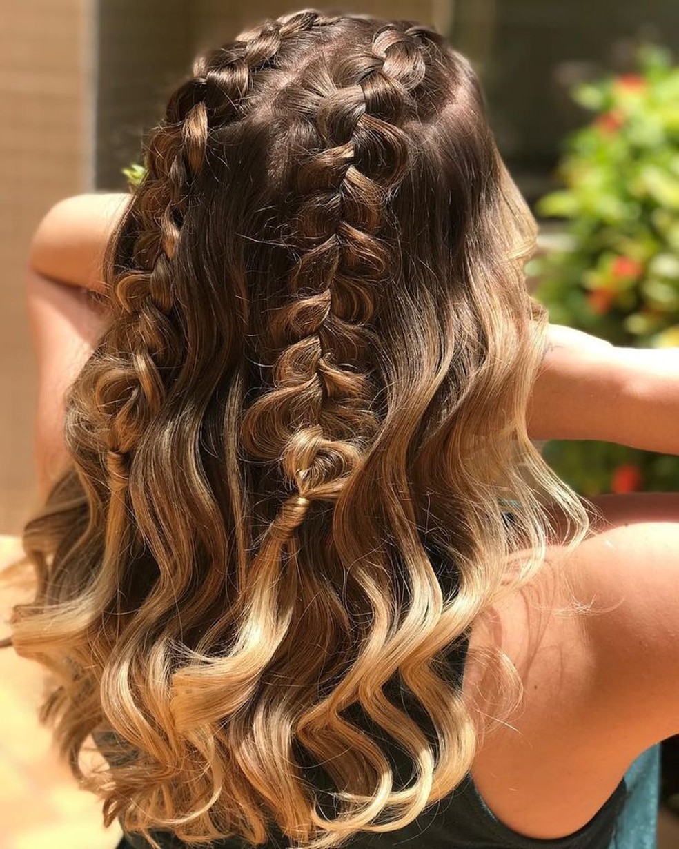 Penteado para 15 anos em cabelo liso: inspirações para arrasar na festa