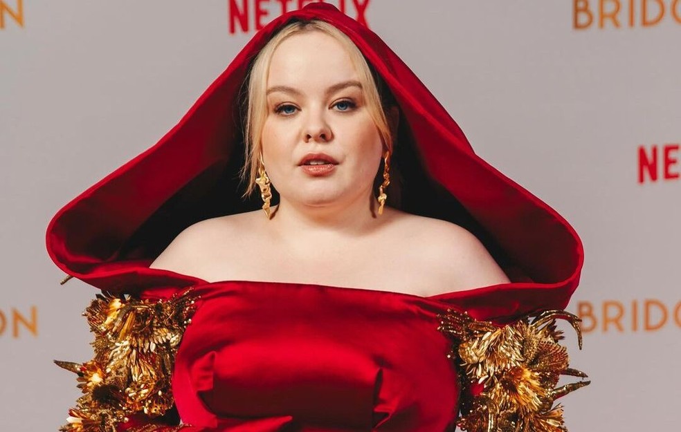 Nicola Coughlan inspira mulheres gordas a quebrarem "regras" da moda — Foto: Reprodução/Netflix