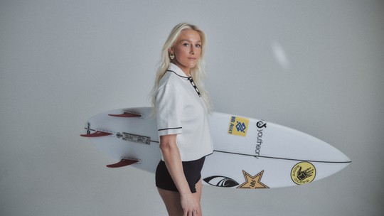 Tati Weston-Webb rebate críticas após anunciar retorno ao surf de alto nível: ‘Nossa vida não acaba depois dos filhos’