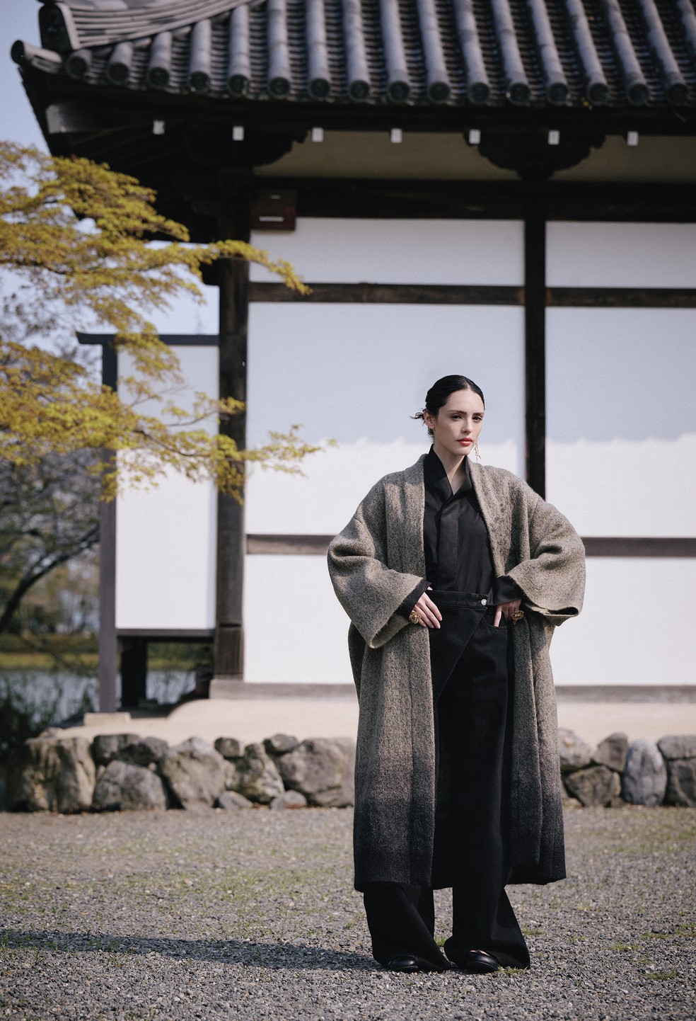 Isabelle Drummond veste casaco, blusa, calça, tênis, brinco e anéis Dior Pre-Fall 2025 — Foto: Kyoko Munakata (Signo)