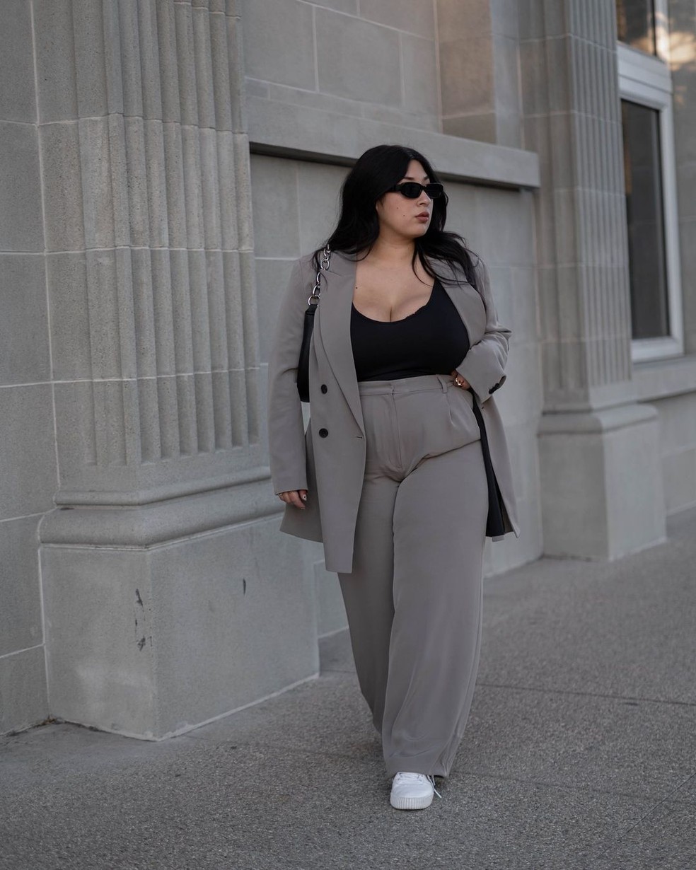 Para um visual sofisticado e coeso, experimente usar o tênis branco com um conjunto de alfaiataria monocromático — Foto: Reprodução/Instagram @cidscloset