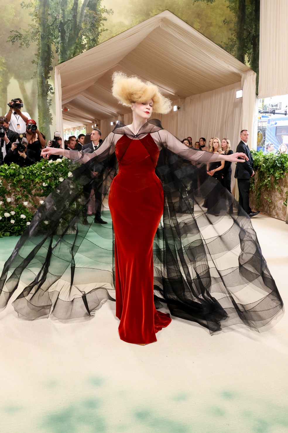 Gwendoline Christie veste Margiela no Met Gala 2024 — Foto: Getty Images