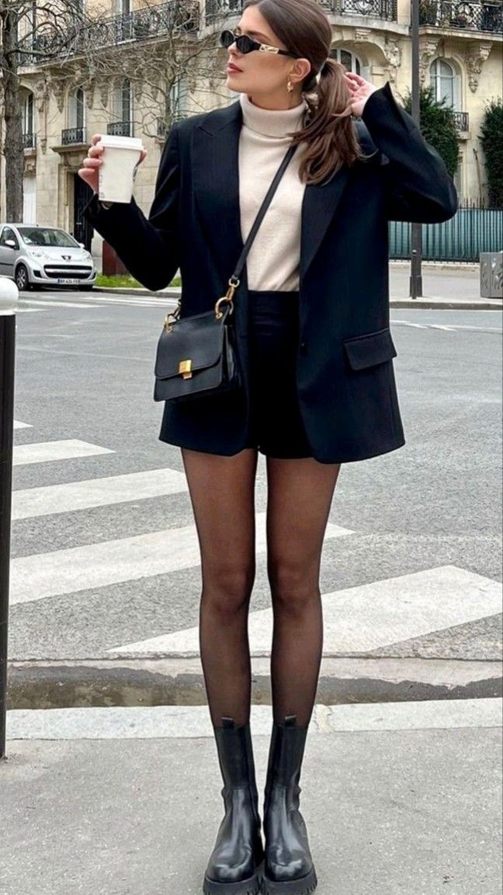 Esfriou? Veja 30 looks com meia-calça preta que vale a pena ter no armário!