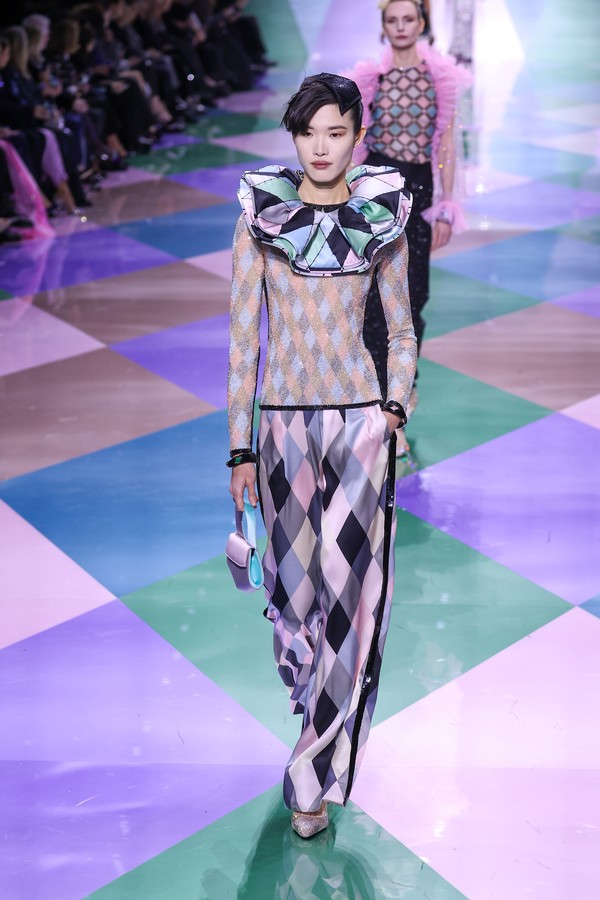 Giorgio Armani Privé se inspira em Arlequim e Pierrot para desfile dramático