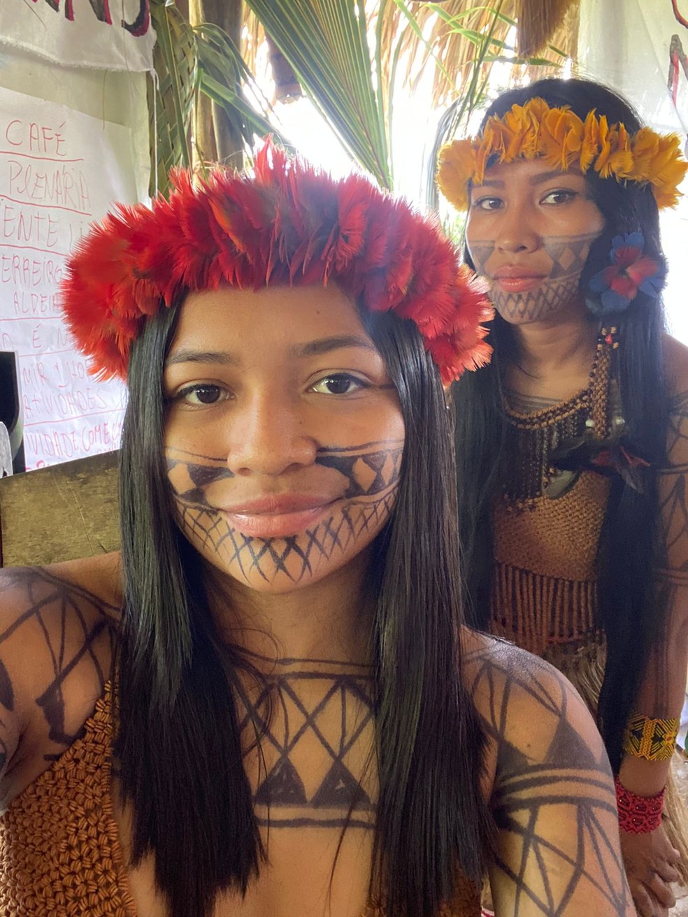 Beka saw Munduruku (à frente), da terra indígena Daje kapap Eypi’, localizada no estado do Pará — Foto: Arquivo Pessoal