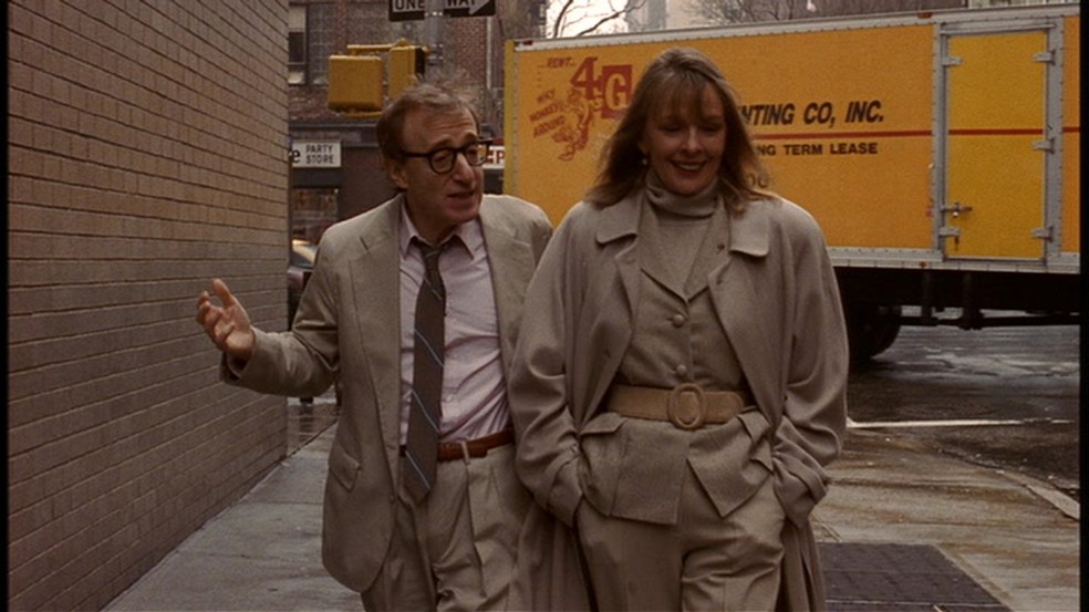 Diane Keaton ao lado de Woody Allen em 'Um Misterioso Assassinato em Manhattan' (1993) — Foto: Divulgação