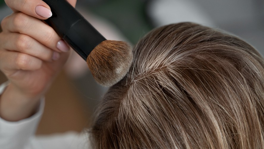 Maquiagem capilar: 8 produtos que cobrem os brancos instantaneamente