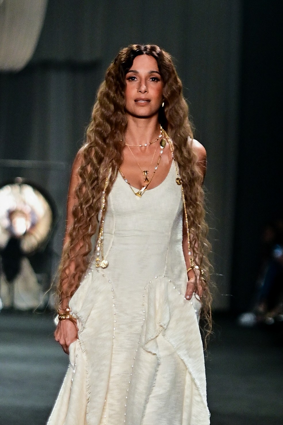 Camila Pitanga desfilou no Rio Fashion Week (RIOFW) — Foto: Webert Belicio / Agnews