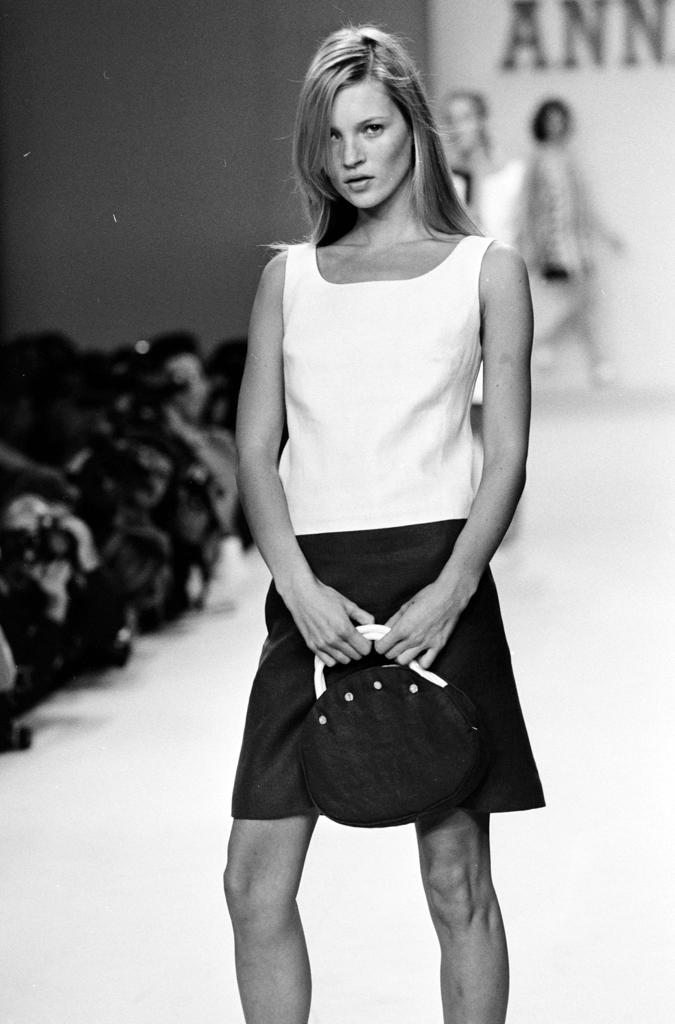 Kate Moss para Anna Sui Primavera/Verão 1996 — Foto: Getty