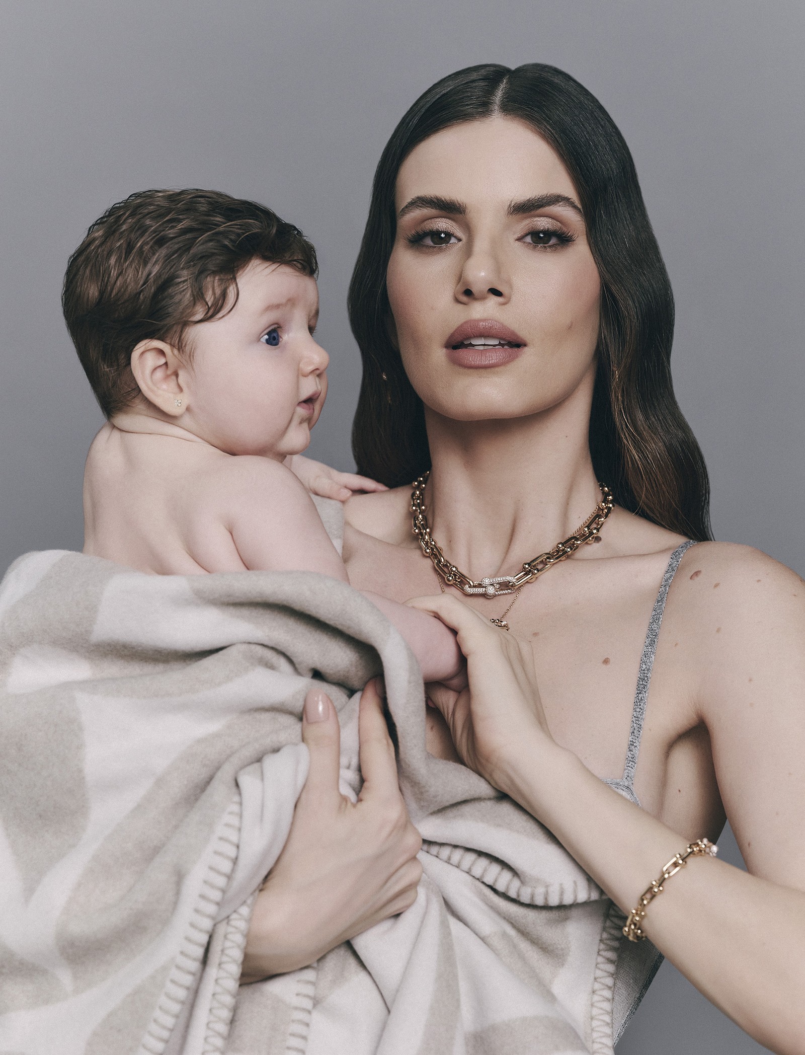 Camila Queiroz apresenta sua filha, Clara — Foto: Hick Duarte (Thinkers Mgmt)