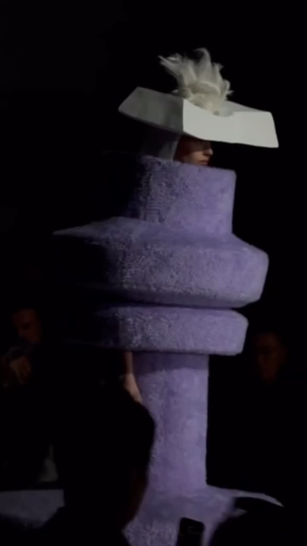 Comme des Garçons faz desfile dramático e impactante na Paris Fashion Week — Foto: Reprodução/ Marie Claire Itália