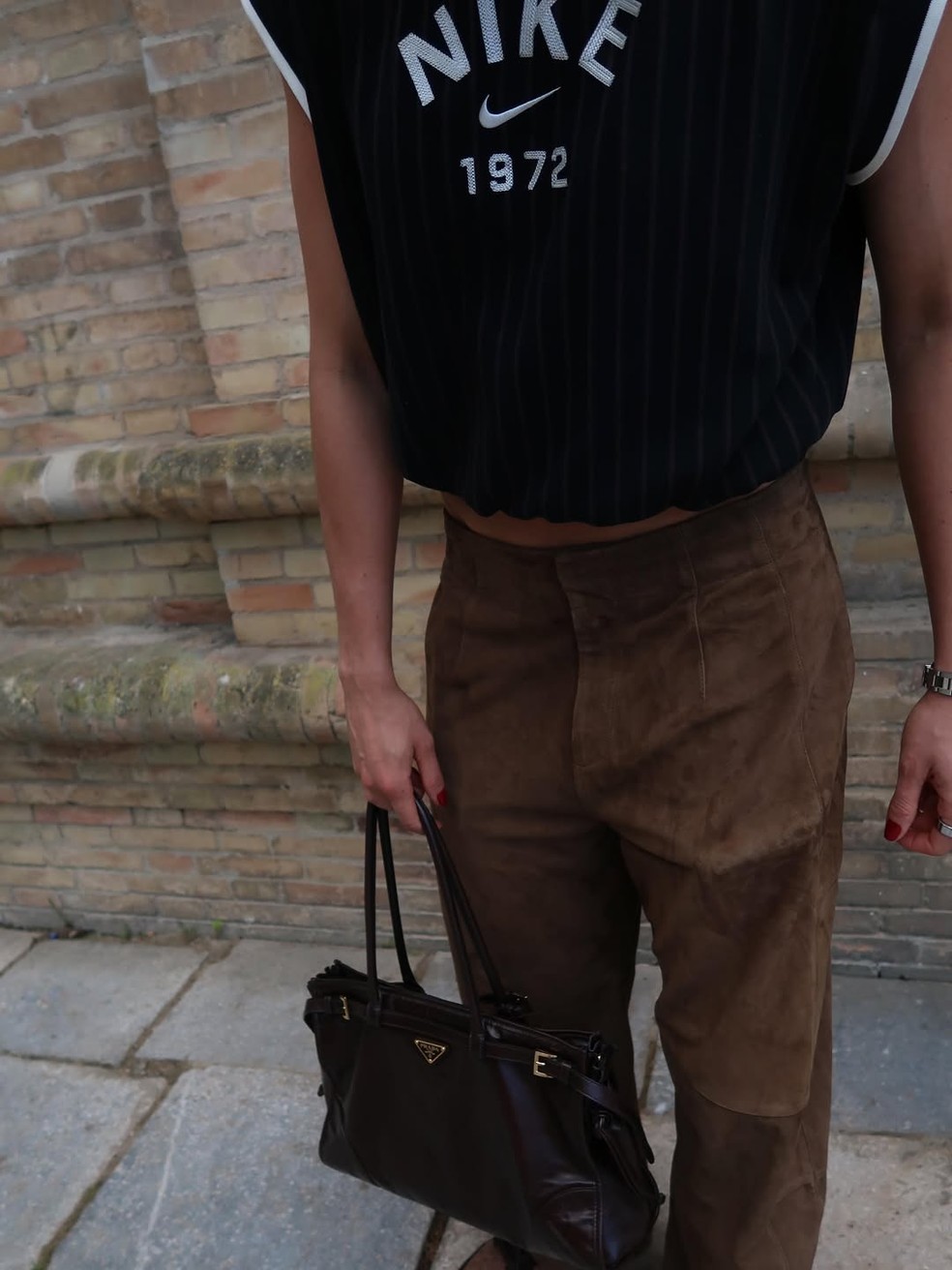 De férias na Espanha, Gabi Guimarães posa com bolsa grifada de R$ 22 mil — Foto: Reprodução/Instagram