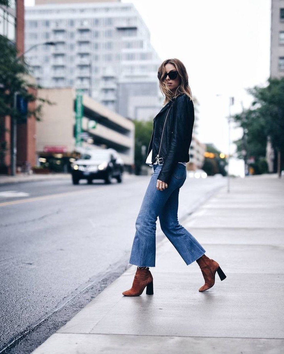 Desde o conforto incomparável até a versatilidade sem igual, as botas são essenciais no guarda-roupa de quem deseja estar na moda o ano inteiro — Foto: Reprodução/Pinterest @thaugustdiaries