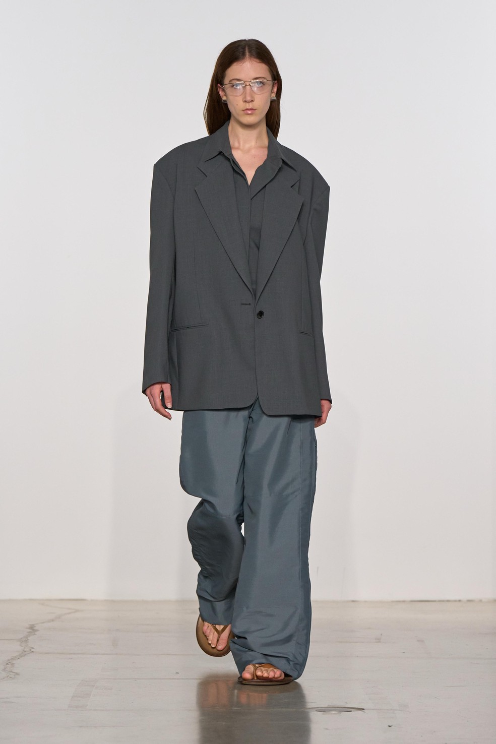 Veronica Leoni reimagina elementos clássicos da Calvin Klein Collection — Foto: Dvulgação