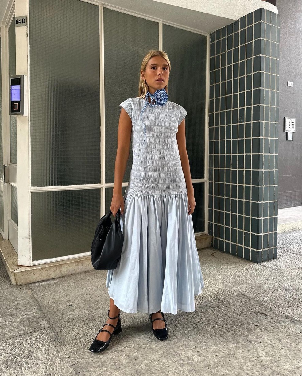Vestido de cintura baixa com franzidos e manga curta — Foto: Reprodução/Instagram @ritamontezuma