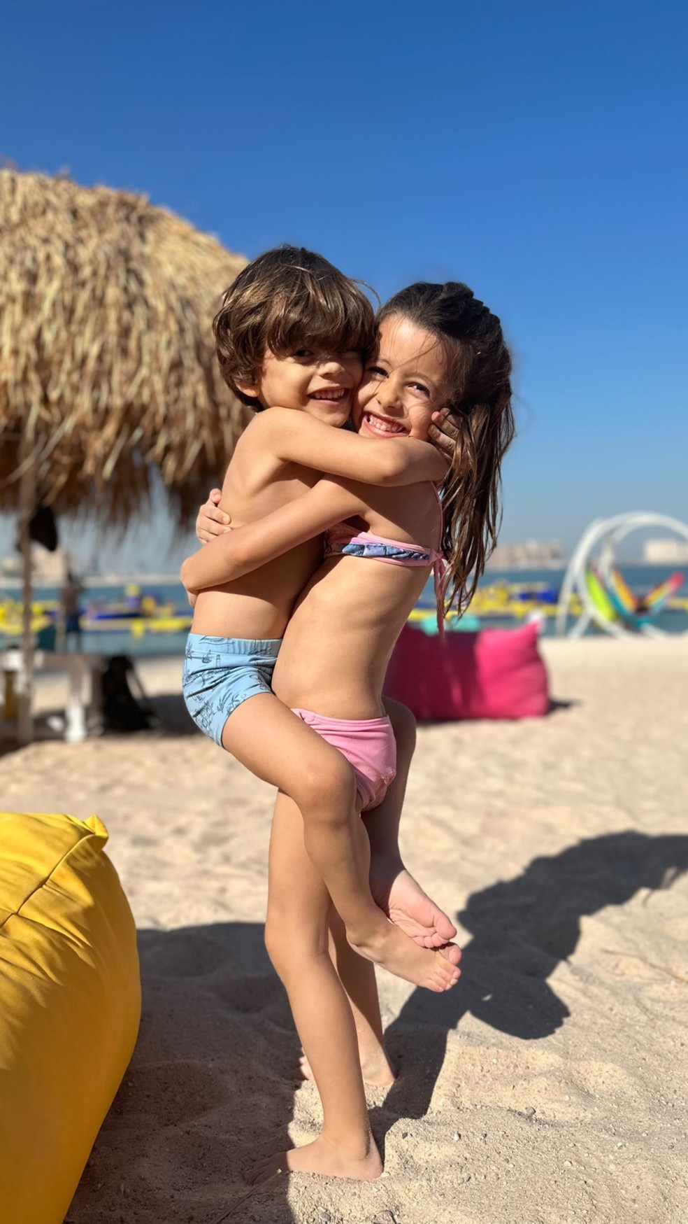 Carol Cabrino curte dia de sol em beach club internacional no Catar com os filhos — Foto: Reprodução/Instagram