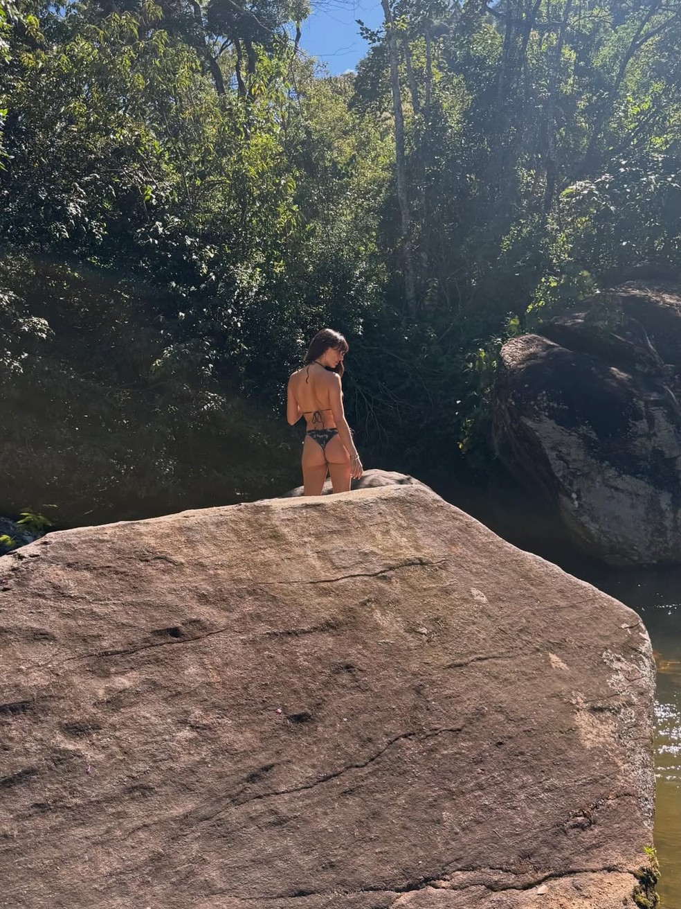 De biquíni estampado, Isis Valverde aproveita dia ensolarado para renovar bronzeado em cachoeira — Foto: Reprodução/Instagram