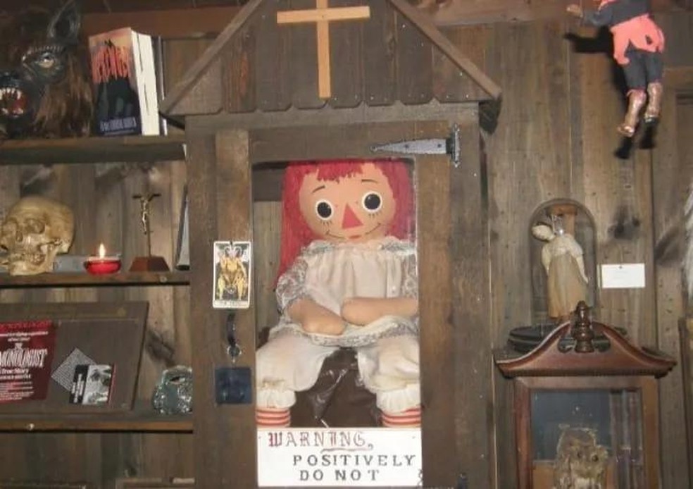 A boneca original Annabelle está exposta dentro de uma caixa de vidro e é considerado o item mais perigoso do museu (Foto: Reprodução/Warren Museum) — Foto: Marie Claire