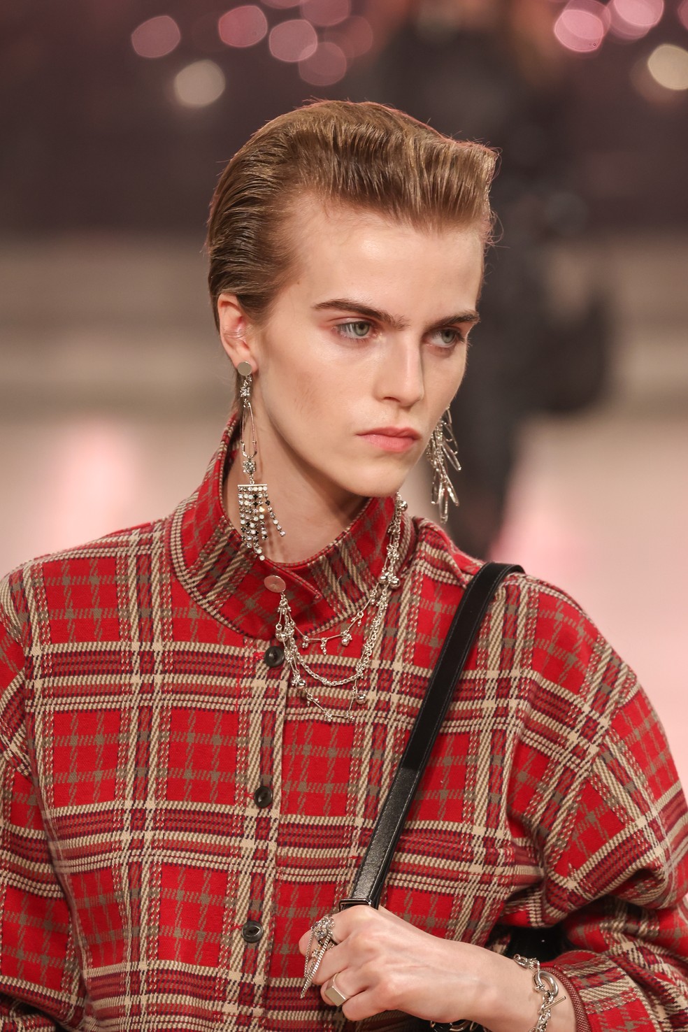 A estampa xadrez em vermelho trouxe cor à coleção e reforçou o conceito rocker — Foto: Getty Images