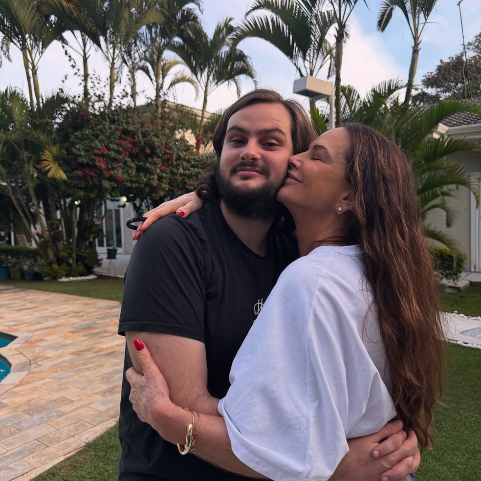 Luiza Brunet se derrete pelo filho, Antônio — Foto: Reprodução/Instagram