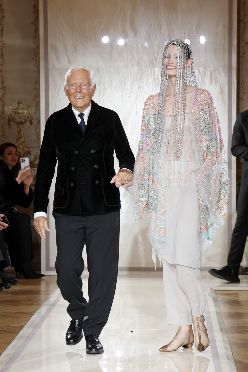 Giorgio Armani fecha desfile de 20 anos da Armani Privé ao lado da