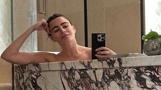 Sofía Vergara posa sem maquiagem dentro de banheira e ganha elogios: 'Beleza natural'