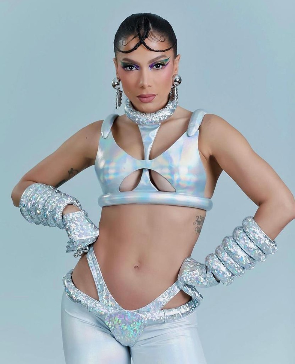 Anitta se inspira na astronauta Valentina Tereshkova; Styling e criação Clara Lima e execução Michelly X — Foto: Reprodução/Instagram