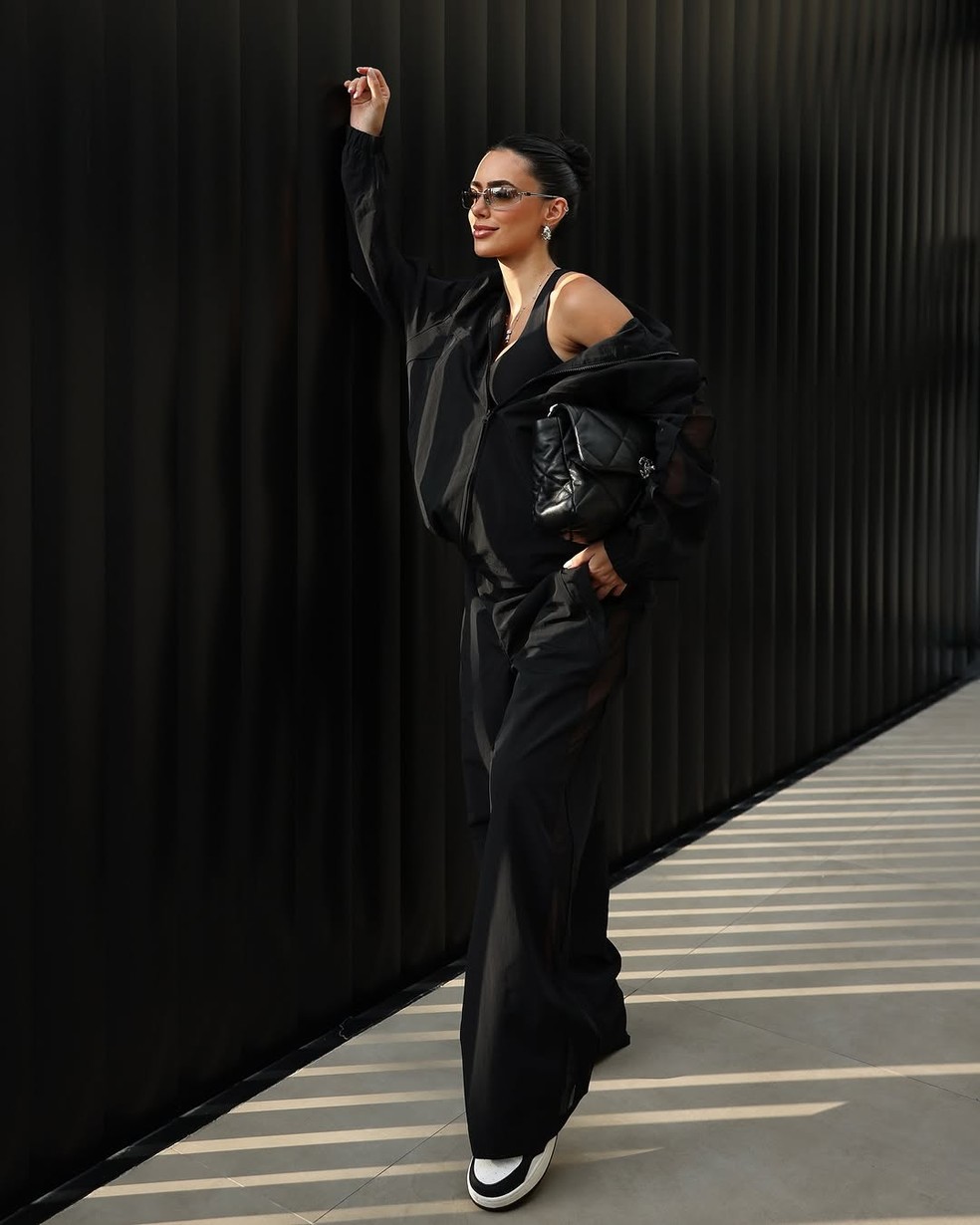 O casaco de moletom oversized é um dos queridinhos do streetwear e da estética comfy — Foto: Reprodução / Instagram @brunabiancardi