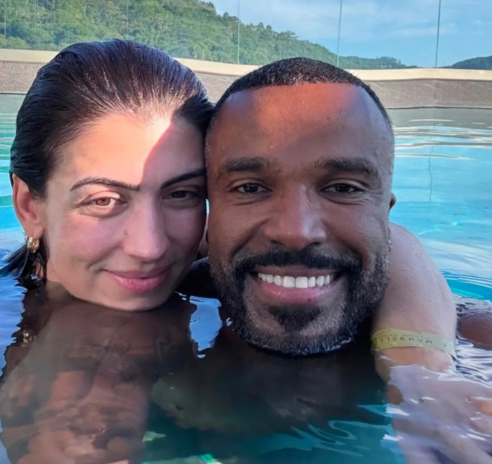 Em cliques raros, Alexandre Pires e a mulher, Sara Pires, curtem férias ...