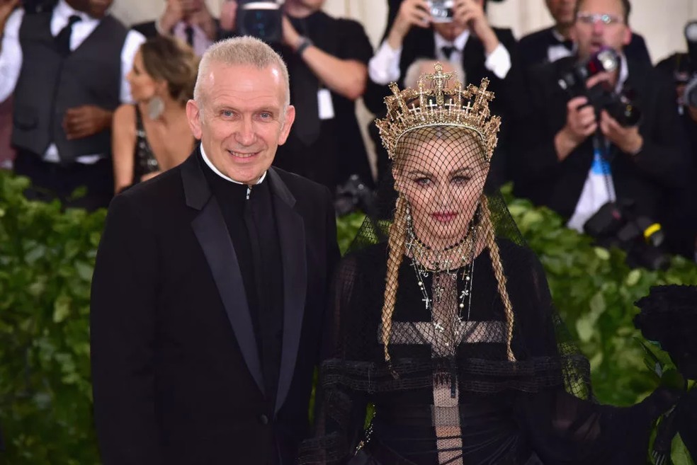Jean Paul Gaultier com Madonna no Baile do MET de 2018 — Foto: Getty Images