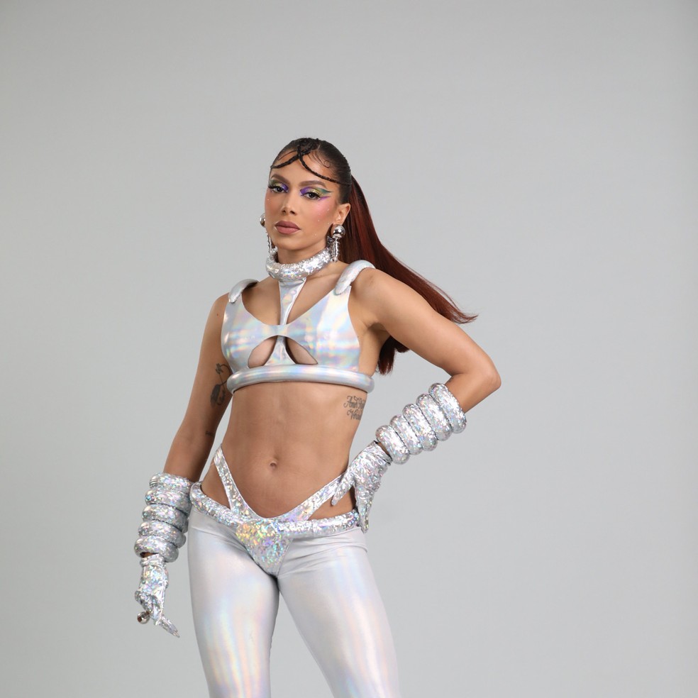 Anitta se inspira em astronauta Valentina Tereshkiva para show de pré-carnaval — Foto: Juliana Bandeira
