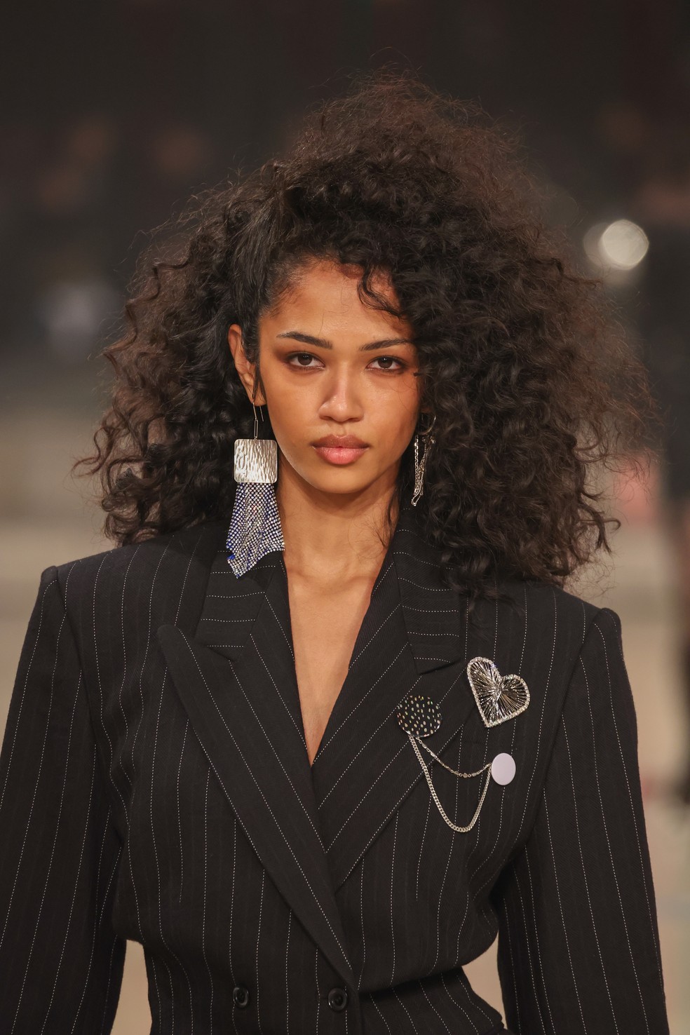 Os brincões em strass e os broches elevam o look — Foto: Getty Images