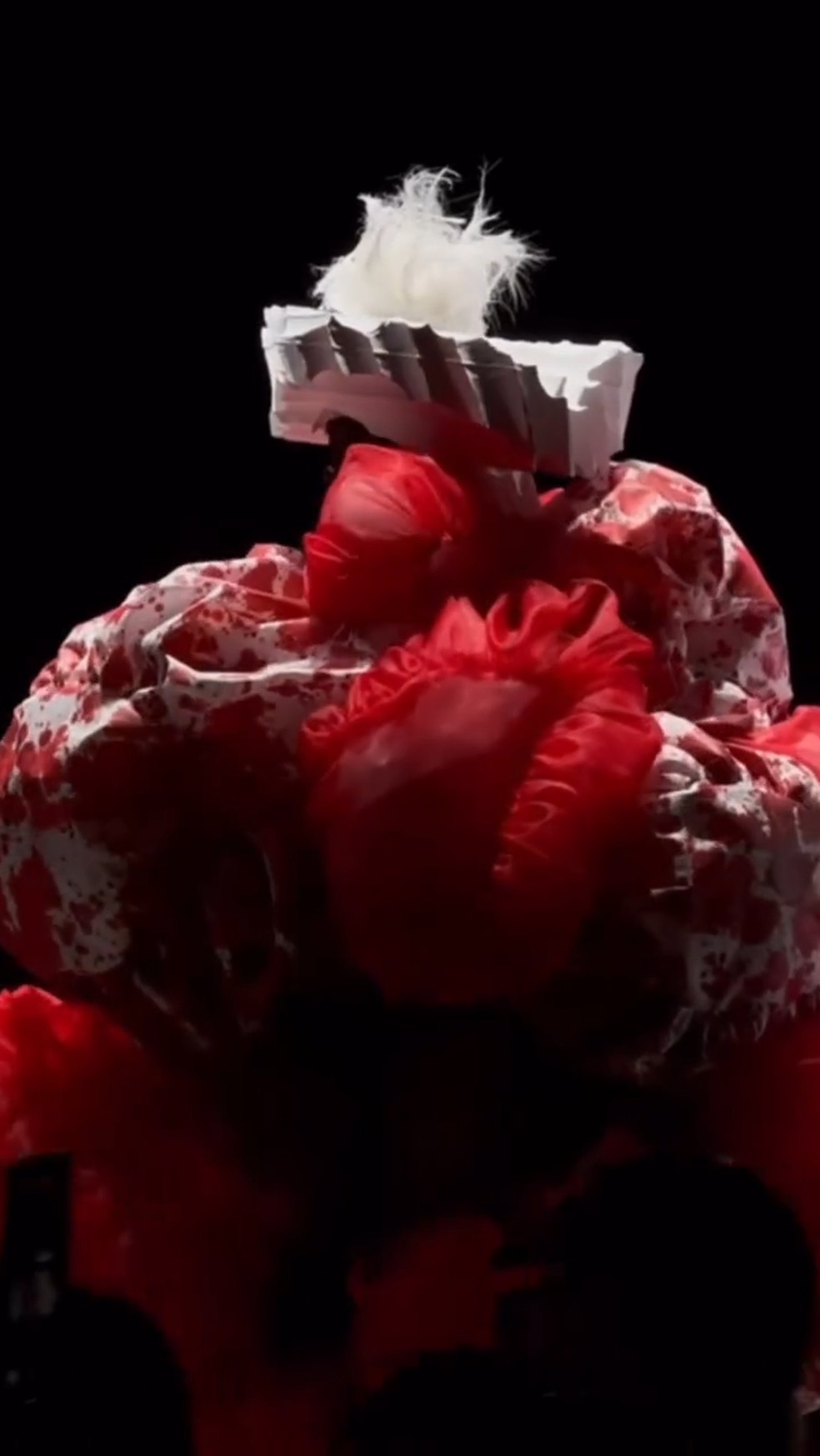 Comme des Garçons faz desfile dramático e impactante na Paris Fashion Week — Foto: Reprodução/ Marie Claire Itália