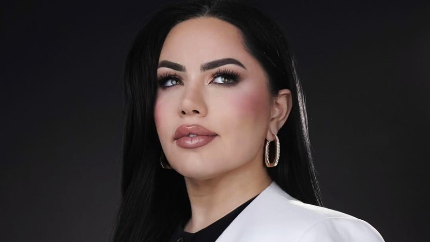 Bruna Tavares mostra como usar o mesmo pincel para base, contorno e blush