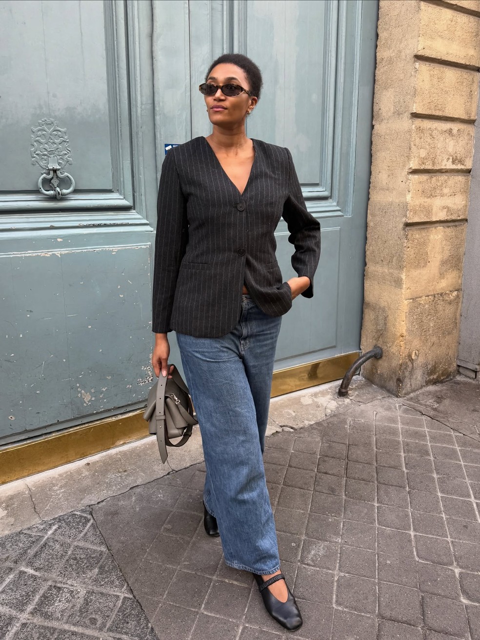 7 tops que vão atualizar sem esforço a calça jeans básica — Foto: Reprodução/Instagram @lenafarl