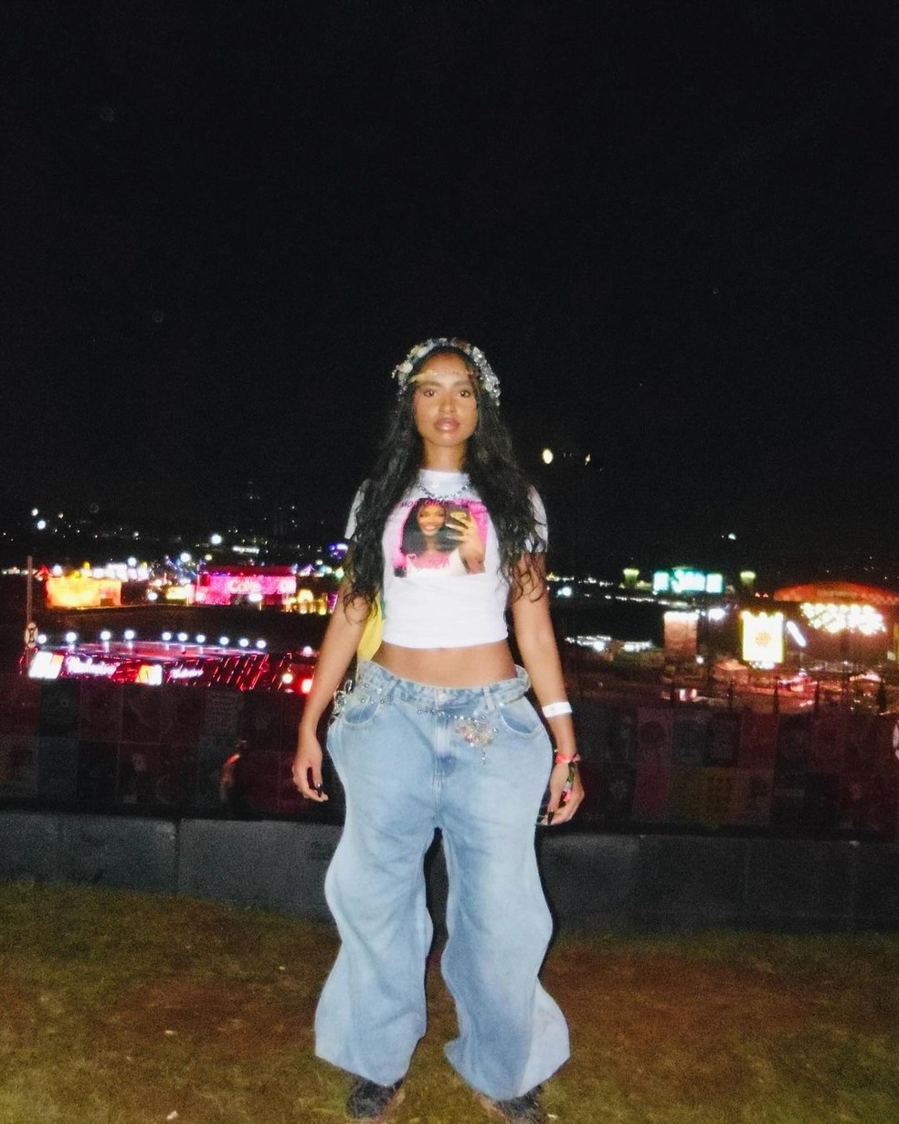 Gabz com calça ondulada e acessórios brilhantes — Foto: Reprodução/Instagram @ehagabz