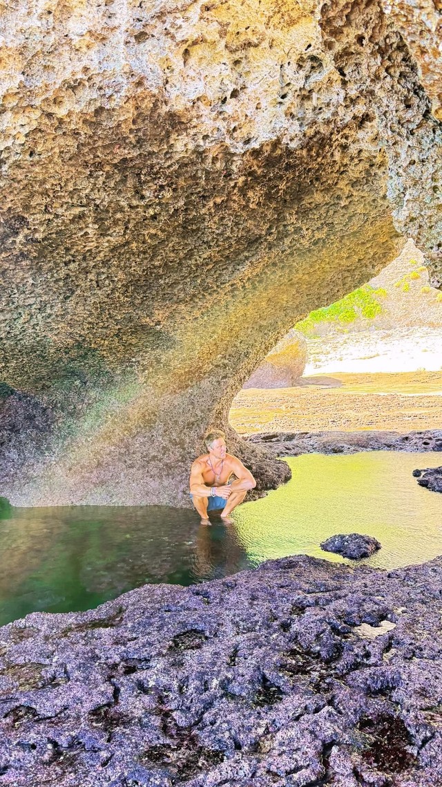 De biquíni estampado, Alessandra Ambrosio dá mergulho em gruta durante