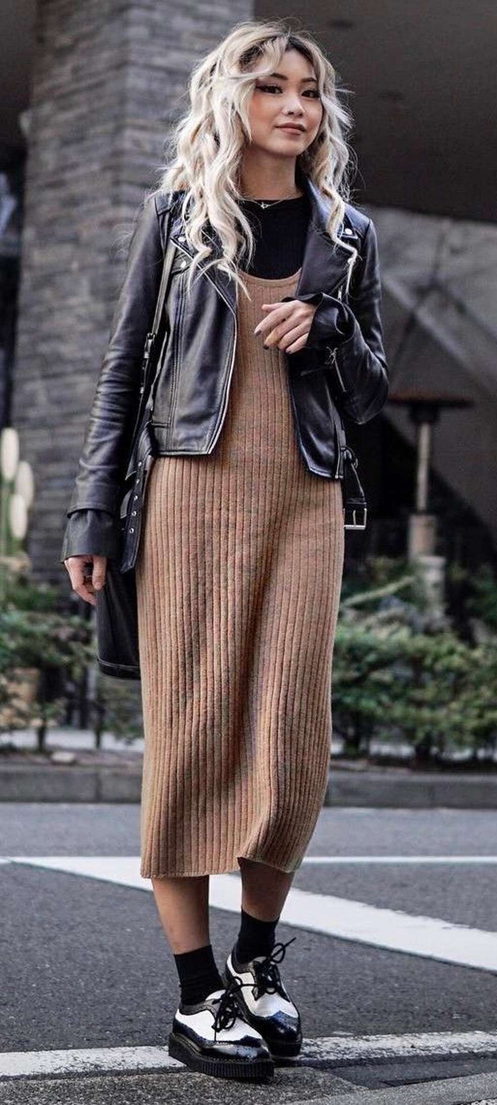 Para dias mais frios, a jaqueta de couro pode ser combinada com vestidos mais longos e sobreposição de peças. — Foto: Reprodução/Pinterest @youroutfitideas