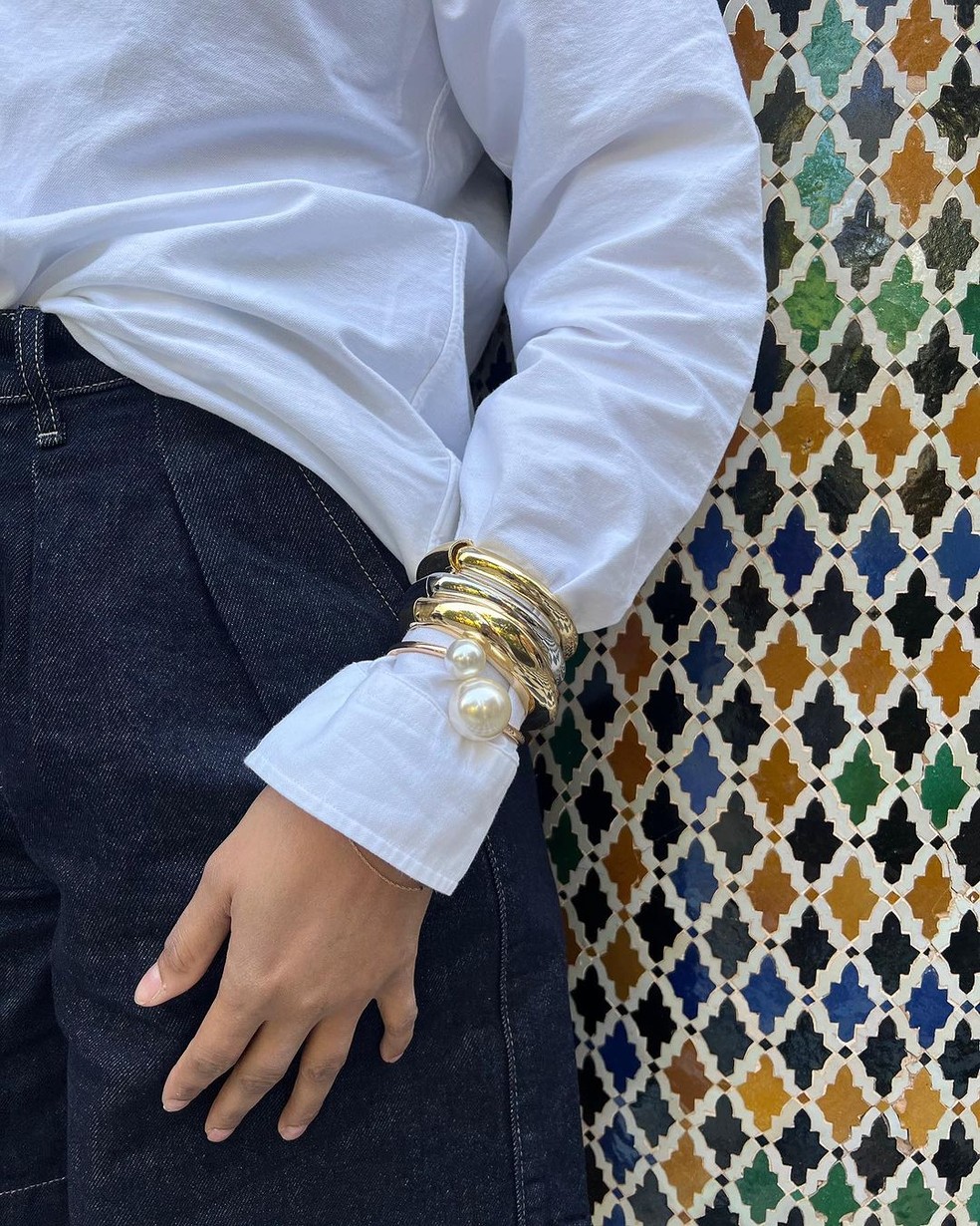 Abuse dos acessórios quando usar camisa — Foto: @lenafarl