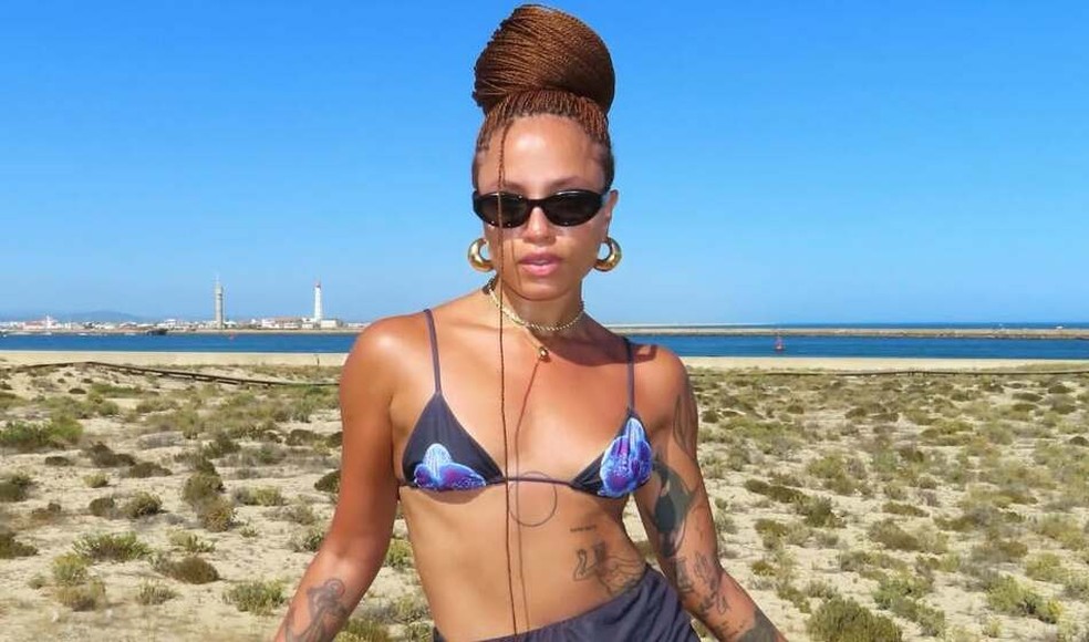 Biquínis estampados, acessórios e óculos de sol são algumas peças de verão para investir nesta Black Friday — Foto: Reprodução/Instagram @prettamesmo