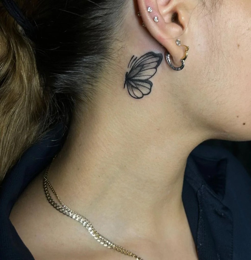 Tatuagem feminina no pescoço com borboleta: inspirações para expressar ...