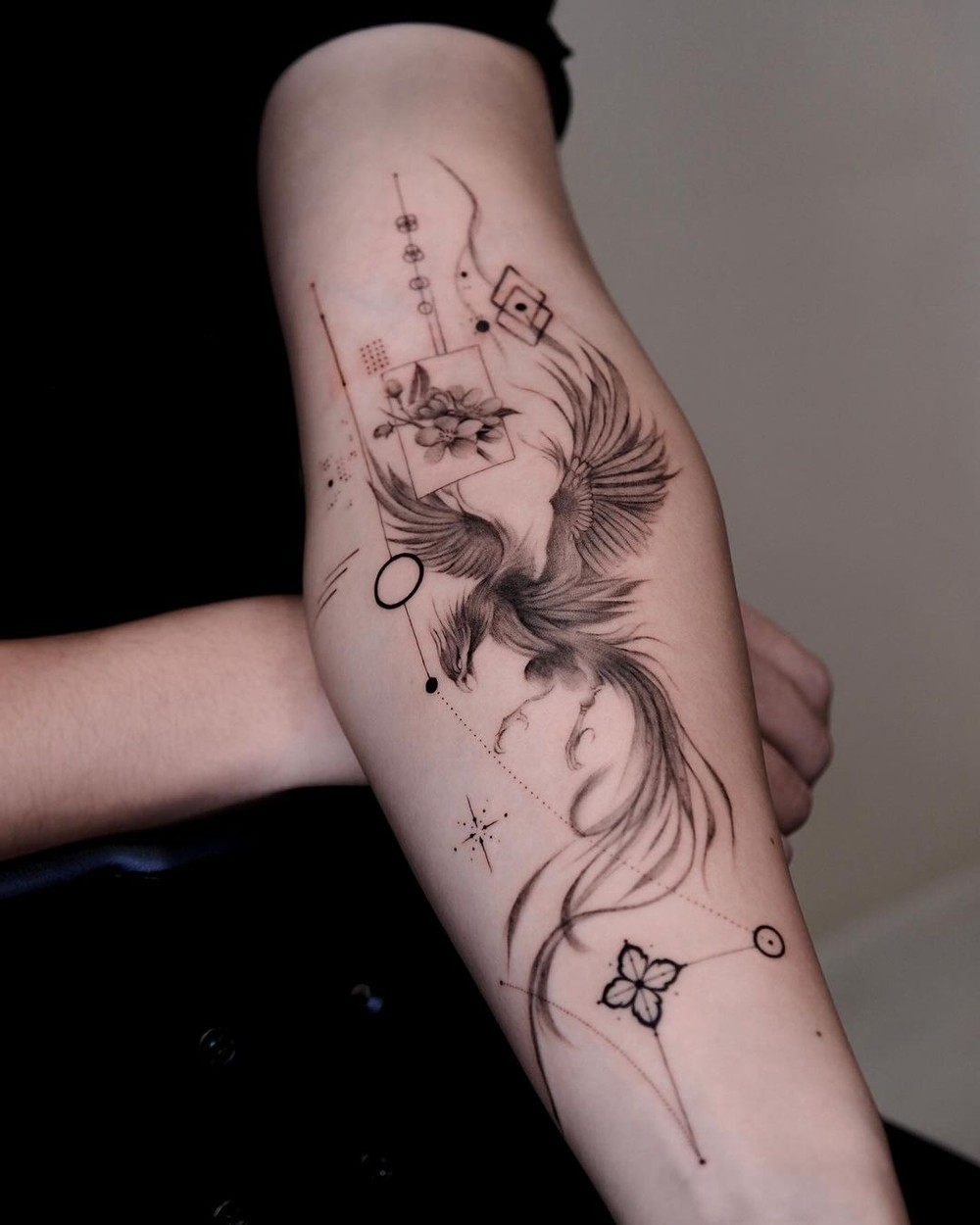 Tatuagem de fênix feminina: inspirações poderosas para você ficar ainda ...