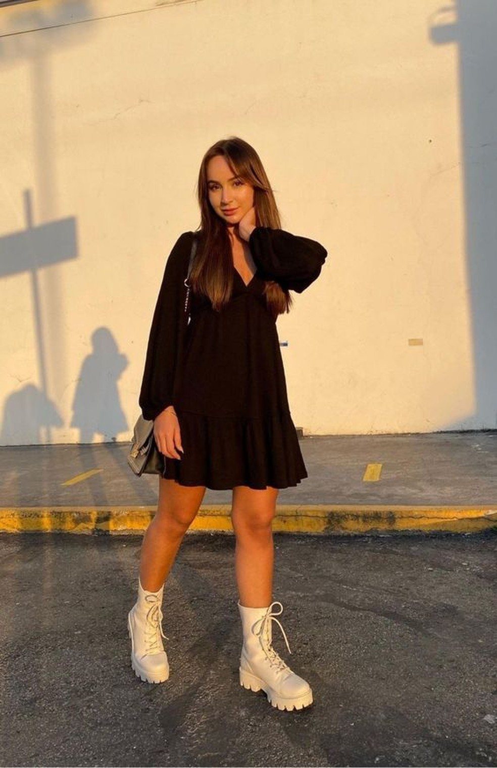 Bota cano curto tratorada é essencial quando o assunto é look para festival de música. — Foto: Reprodução/Pinterest