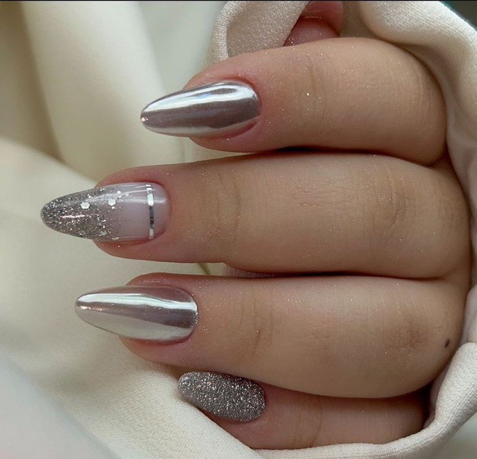 Unhas decoradas em prata: o efeito espelhado que merece a sua atenção