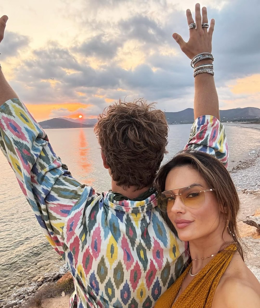 Alessandra Ambrosio faz topless durante férias românticas com o ...