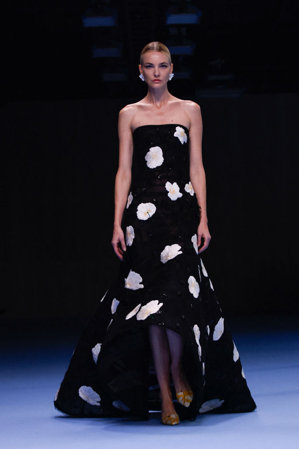 Carol Trentini encerra o desfile da Carolina Herrera na NYFW — Foto: Giovanni Giannoni/WWD via Getty Images
